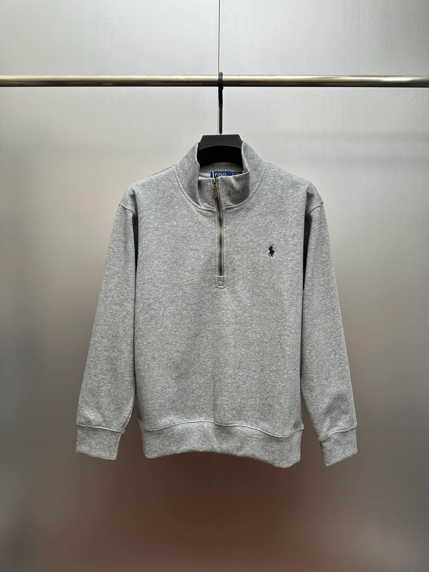 P250 Ralph Lauren/Ralph Lauren classic small logo embroidered turtleneck half-zip sweatshirt, simple and versatile ~ super delicate and soft, close to the body without being tied. Perfectly reflects the brand's sense of superiority. The cut is standard, comfortable to stretch, unrestricted in movement, and highly practical to wear. Classic and simple style, with pony embroidery pattern on the chest, imported machines, three-dimensional and full. Original Polo brass zipper, three-dimensional windproof lapels, taking into account warmth and cool lines, full of coolness, half-open lazy mode. The fit is loose, whether worn alone or layered, you can wear different styles of fashion with just one piece. Color: black, white, gray, brown, navy. Size: S-xL